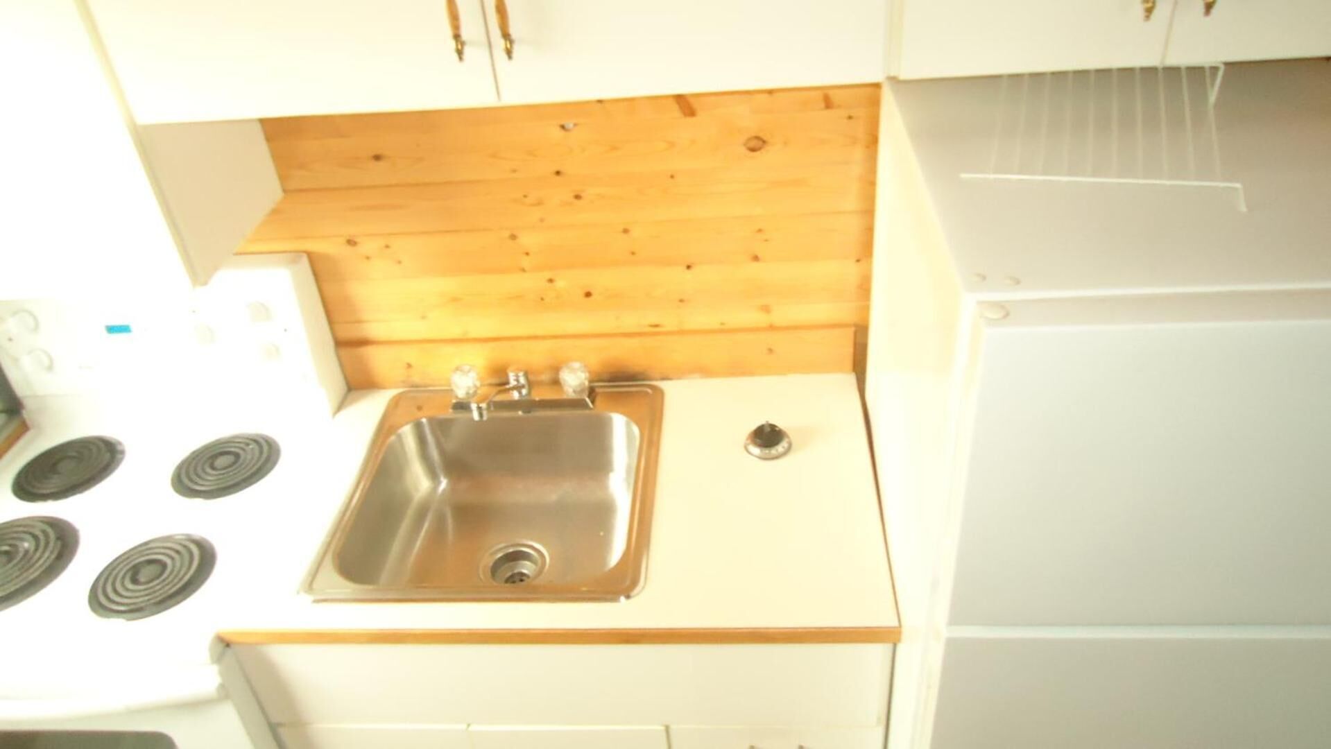 Kühlschrank, Mikrowelle, Wasserkocher mit Kaffee-/Teezubehör