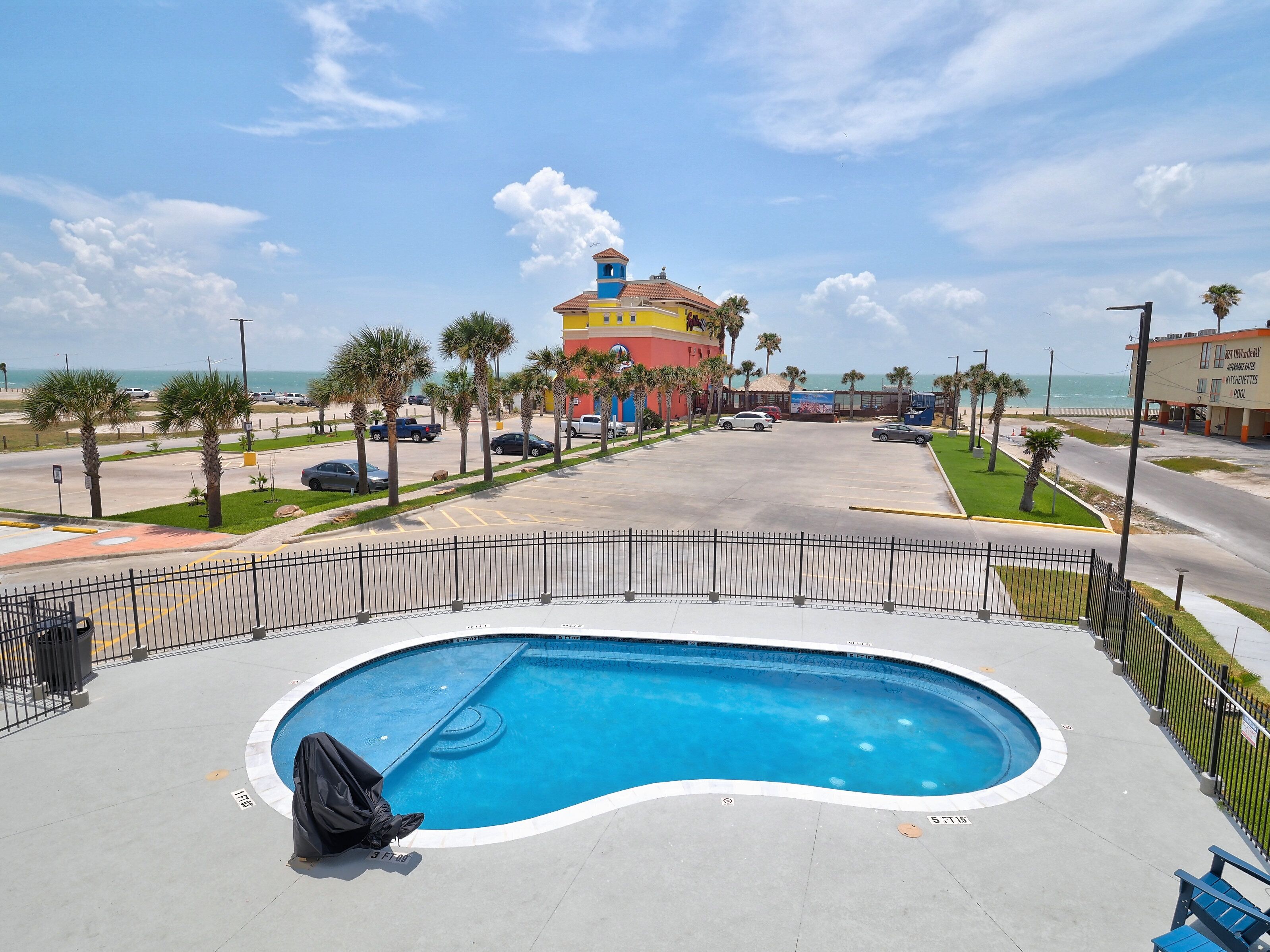 室外游泳池，開放時間為 08:00 至 21:00，提供日光浴躺椅