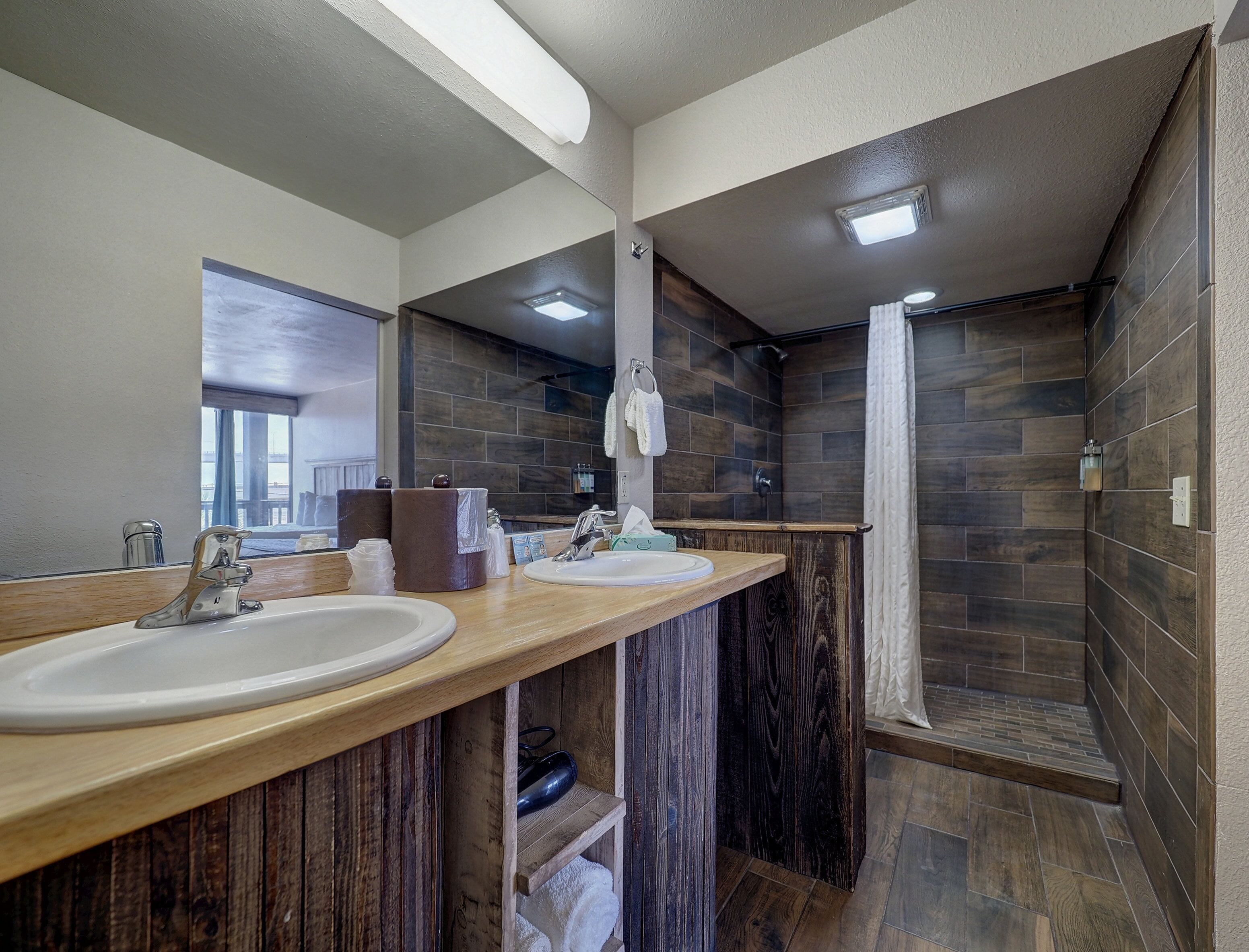 Room, 2 Queen Beds (Harbor Bridge Side) | Bathroom | Shower, free toiletries, hair dryer, towels