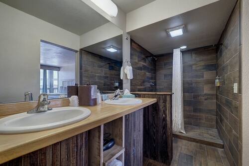 Habitación, 2 camas Queen size (Harbor Bridge Side) | Baño | Regadera, amenidades de baño gratuitas, secadora de cabello, toallas