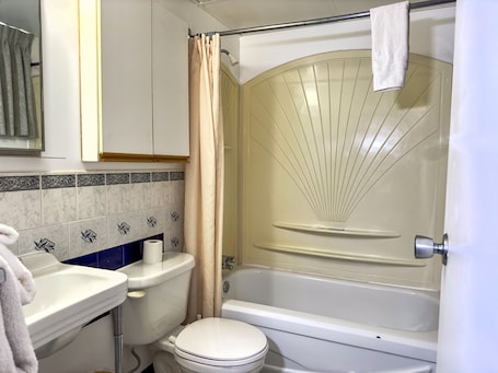 Shower, towels. Capone's Hideaway Motel