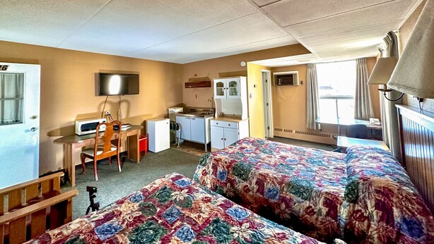 Room - Capone's Hideaway Motel (Moose Jaw)
