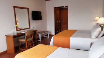 Standard-Dreibettzimmer | Minibar, Zimmersafe, Verdunkelungsvorhänge, kostenloses WLAN
