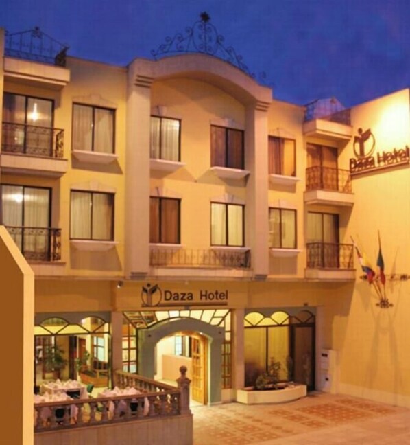 A multi-story hotel with a central courtyard, balconies, and a sign reading 'Daza Hotel.' - Hotel Daza (Paipa)