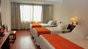 Standard-Vierbettzimmer | Minibar, Zimmersafe, Verdunkelungsvorhänge, kostenloses WLAN