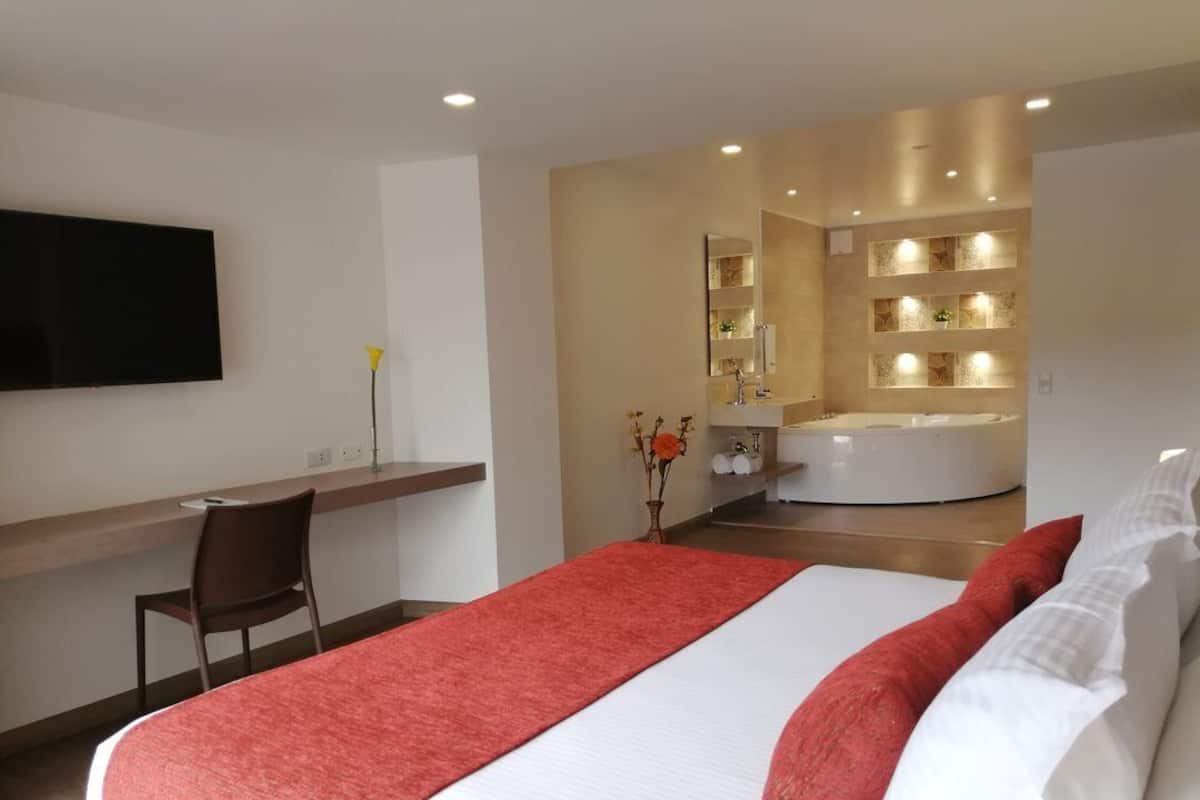 Junior Double Room | Minibar, in-room safe, blackout drapes, WiFi (free)