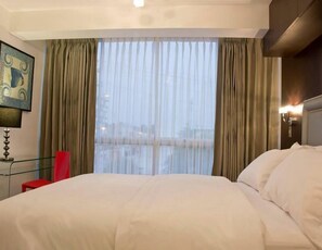 Doppelzimmer, Balkon, Stadtblick | Minibar, Zimmersafe, kostenlose Babybetten, kostenloses WLAN