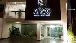 Un hotel moderno con un llamativo letrero que dice "ARVO HOTEL BOUTIQUE".