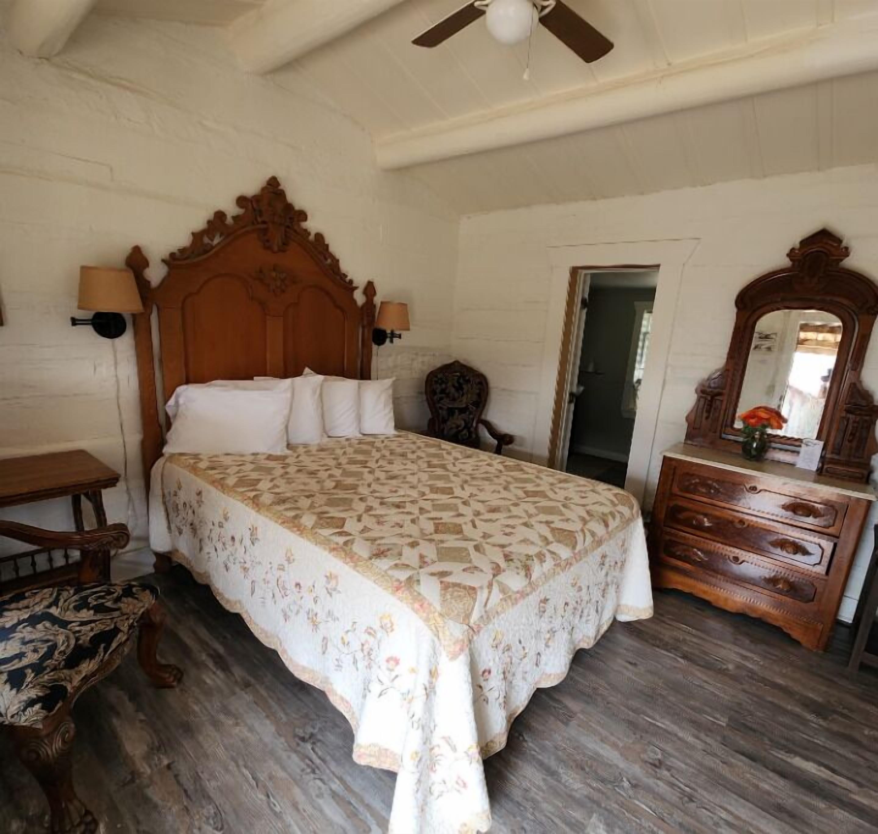 standard cabin, 1 queen bed | individually decorated, individually furnished, bed sheets