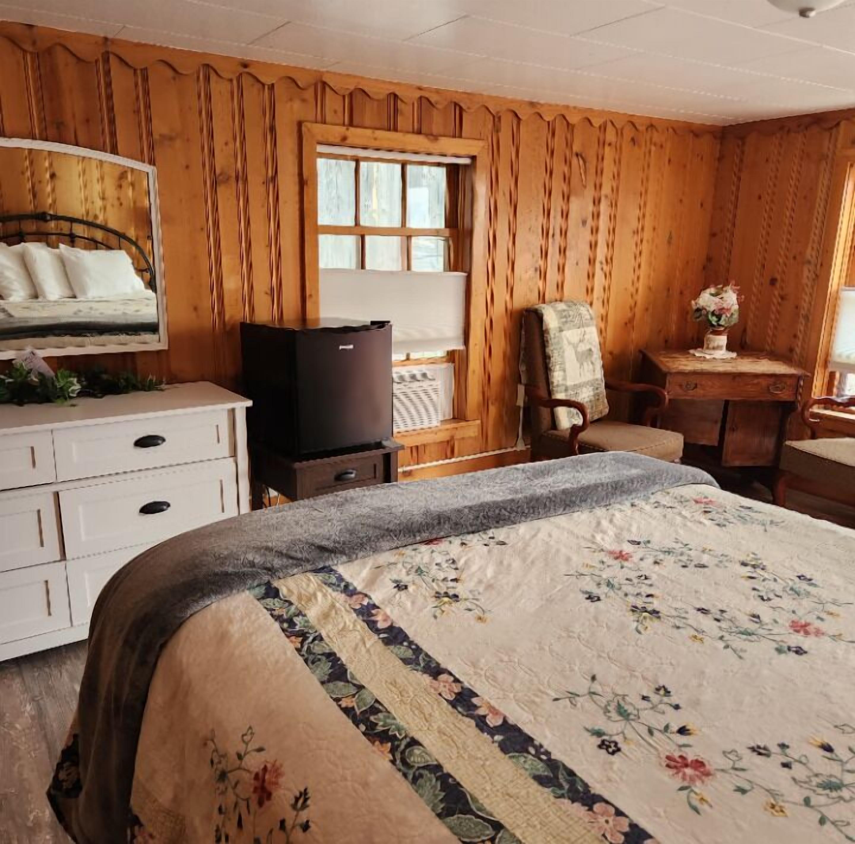 standard cabin, 1 queen bed | individually decorated, individually furnished, bed sheets