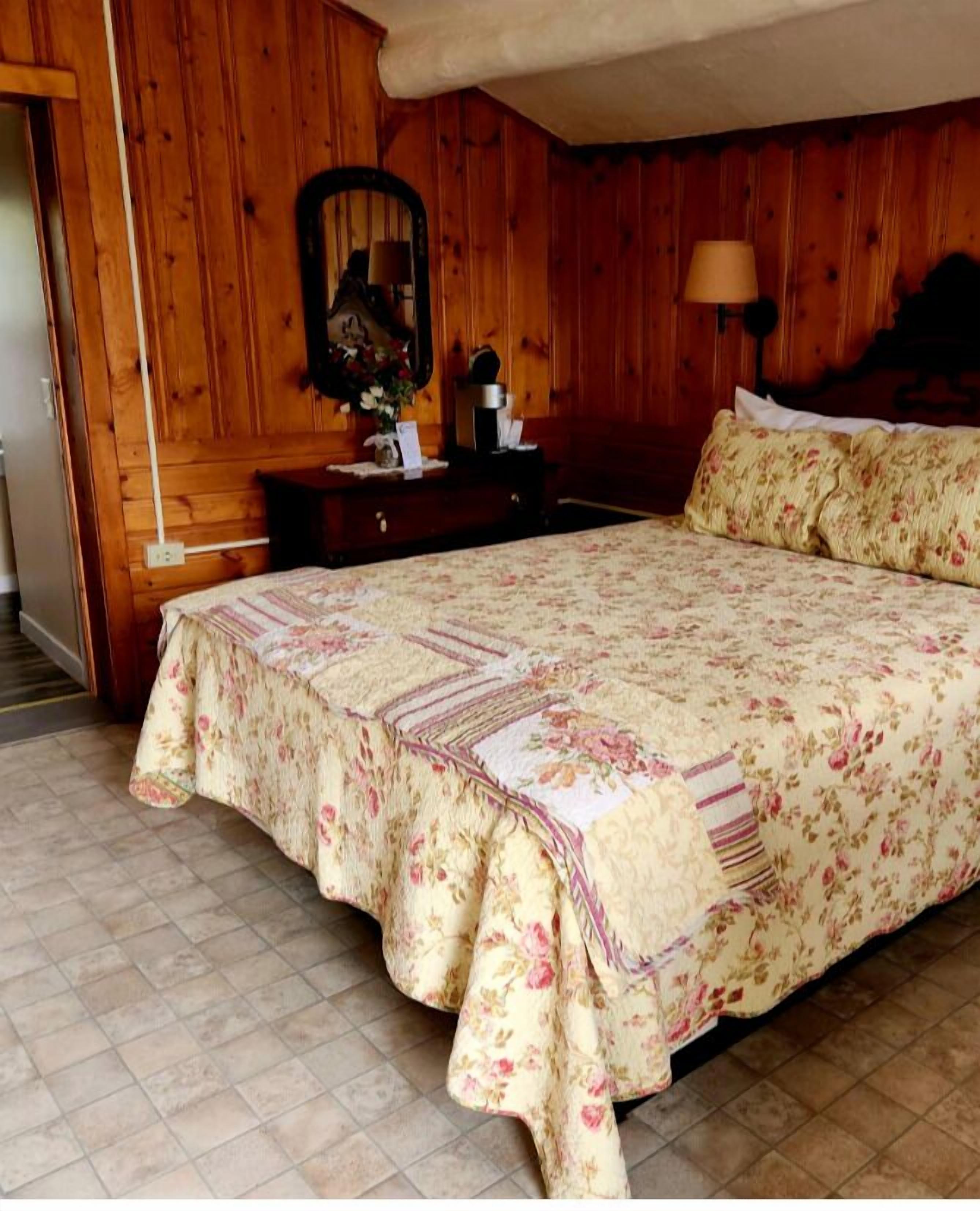 standard cabin, 1 queen bed | individually decorated, individually furnished, bed sheets