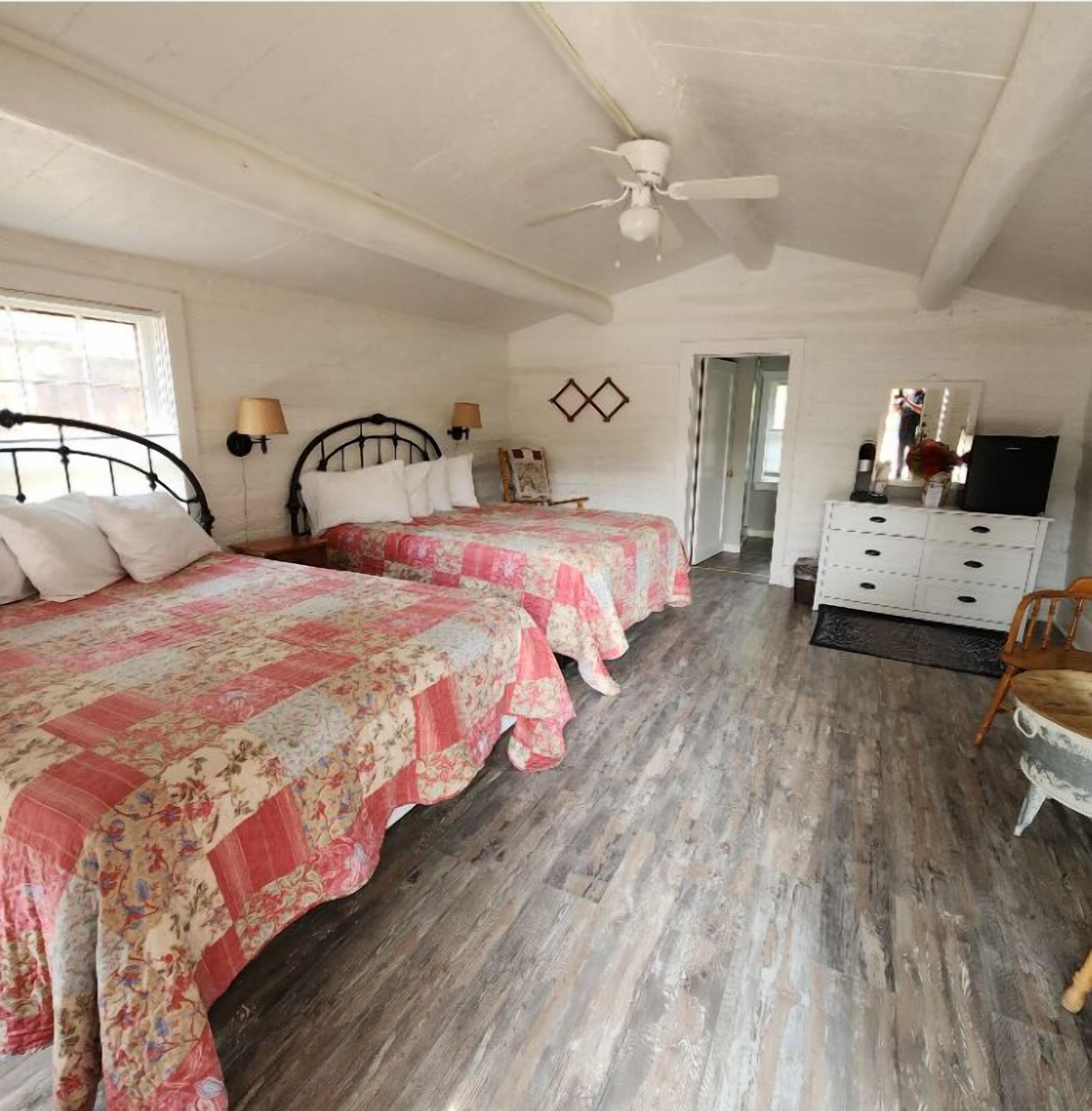 standard cabin, 2 queen beds | individually decorated, individually furnished, bed sheets