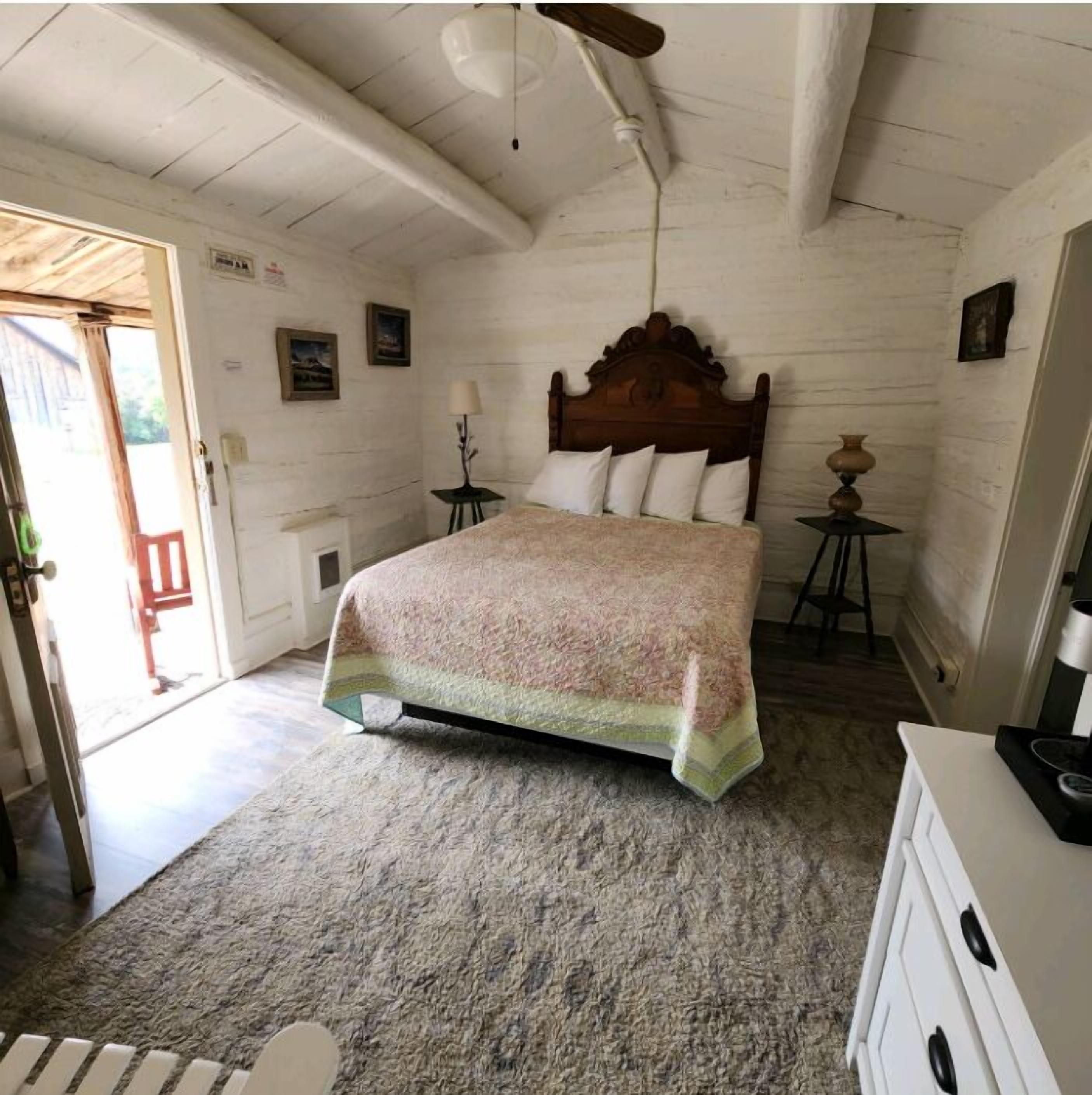 standard cabin, 1 queen bed | individually decorated, individually furnished, bed sheets