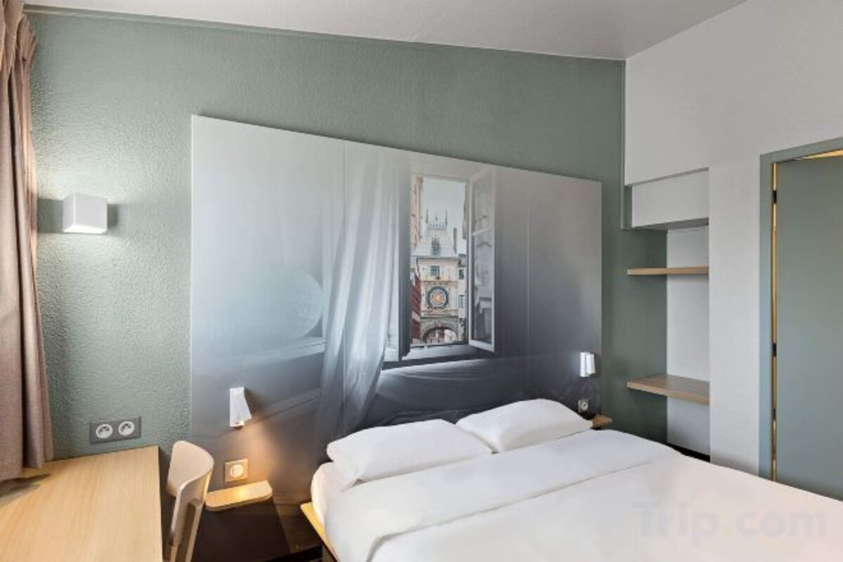 Hochwertige Bettwaren, Schreibtisch, schallisolierte Zimmer