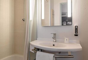 Shower, hair dryer, towels - B&B HOTEL Rouen Parc des Expos Zénith (Le Grand-Quevilly)