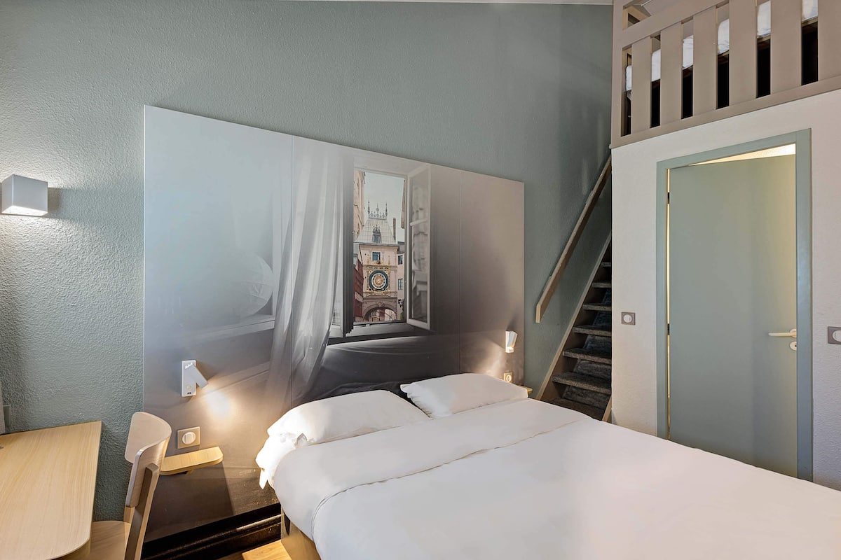 Quarto quádruplo, para não fumantes | Roupas de cama premium, escrivaninha, quartos à prova de som