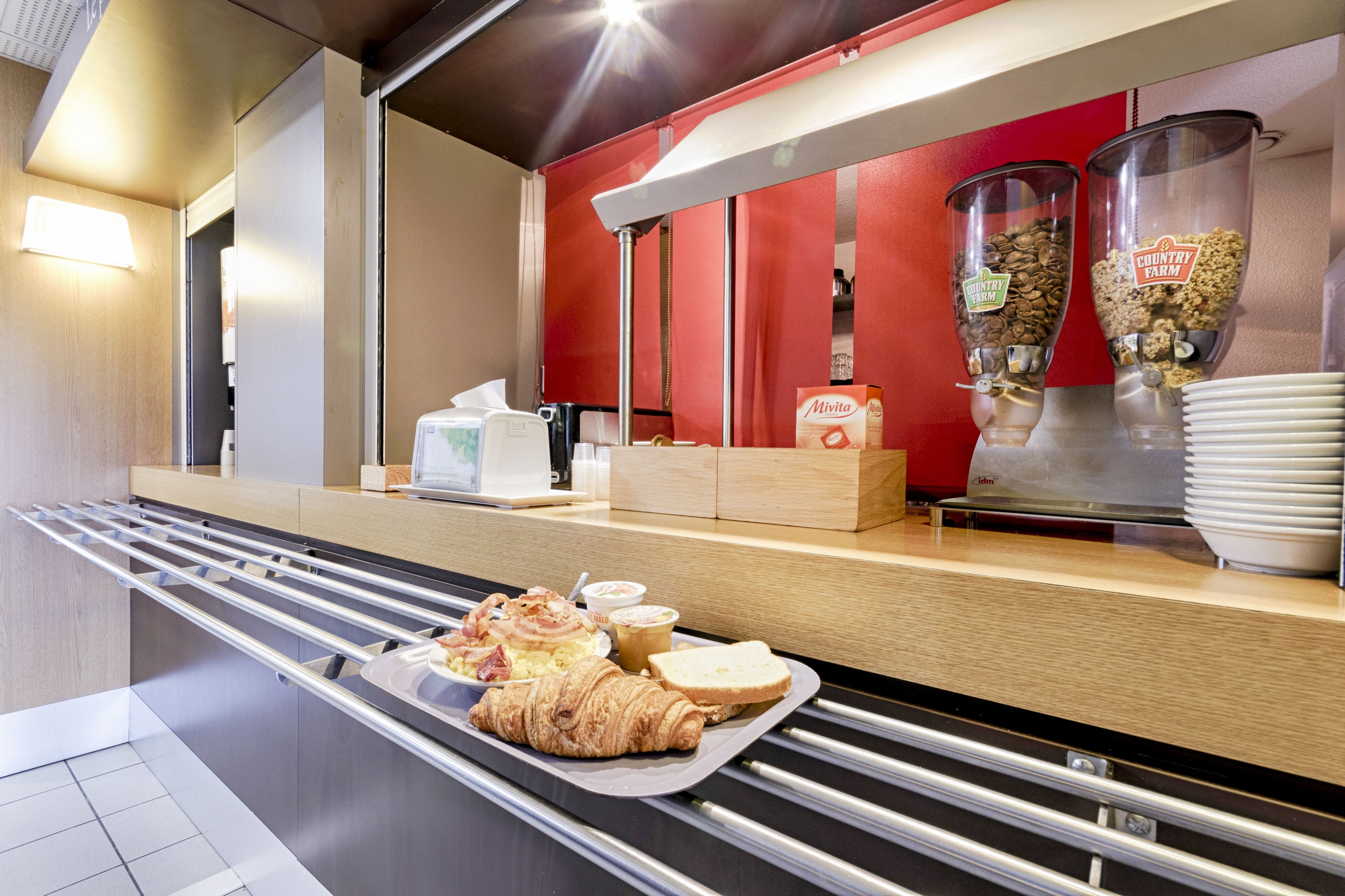 Sarapan prasmanan setiap hari dengan biaya tambahan