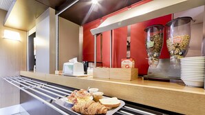 Un buffet proposant une variété de plats et une machine à café.
