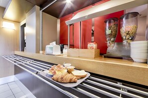 Daily buffet breakfast for a fee - B&B HOTEL ROUEN Parc des Expos (Le Grand-Quevilly)