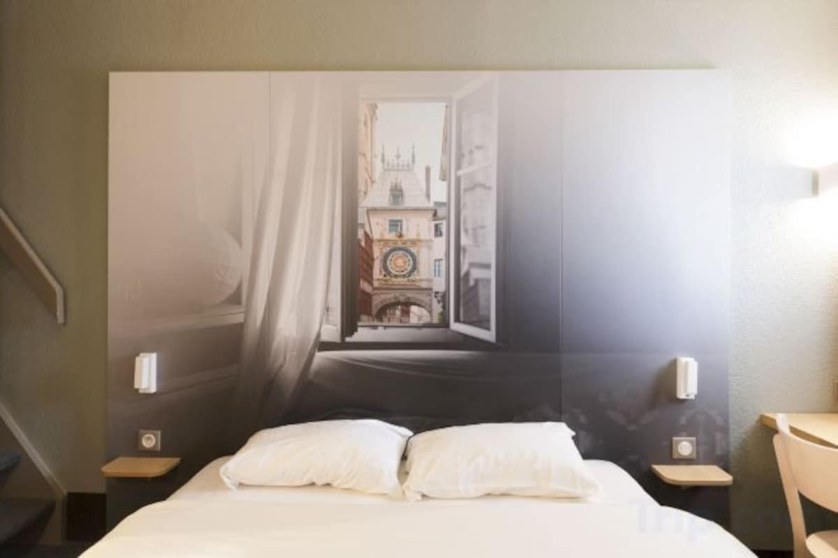 Premium bedding, desk, soundproofing, WiFi (free)