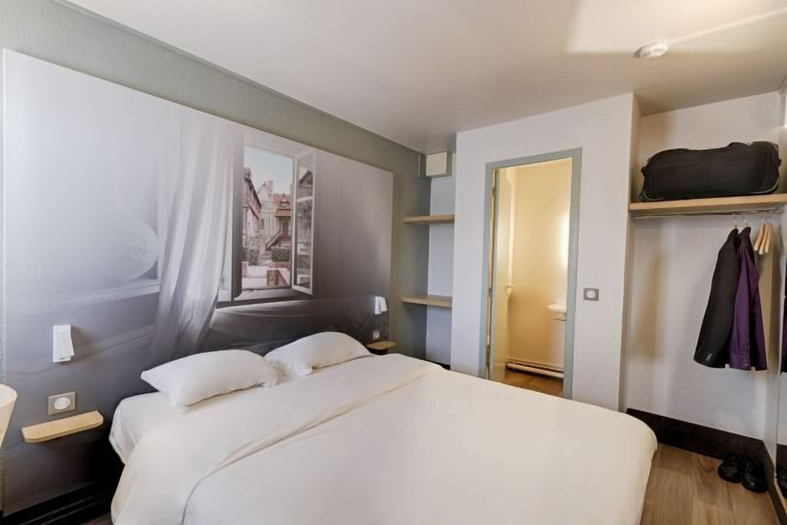 Premium bedding, desk, soundproofing, free WiFi