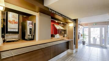 Petit déjeuner buffet servi tous les jours en supplément