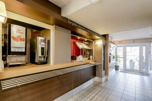 Daily buffet breakfast for a fee - B&B HOTEL Rouen Parc des Expos Zénith (Le Grand-Quevilly)