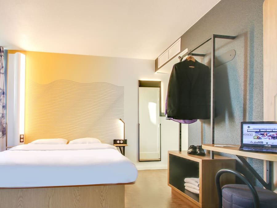 Meja kerja, kedap suara, Wi-Fi gratis, dan seprai linen