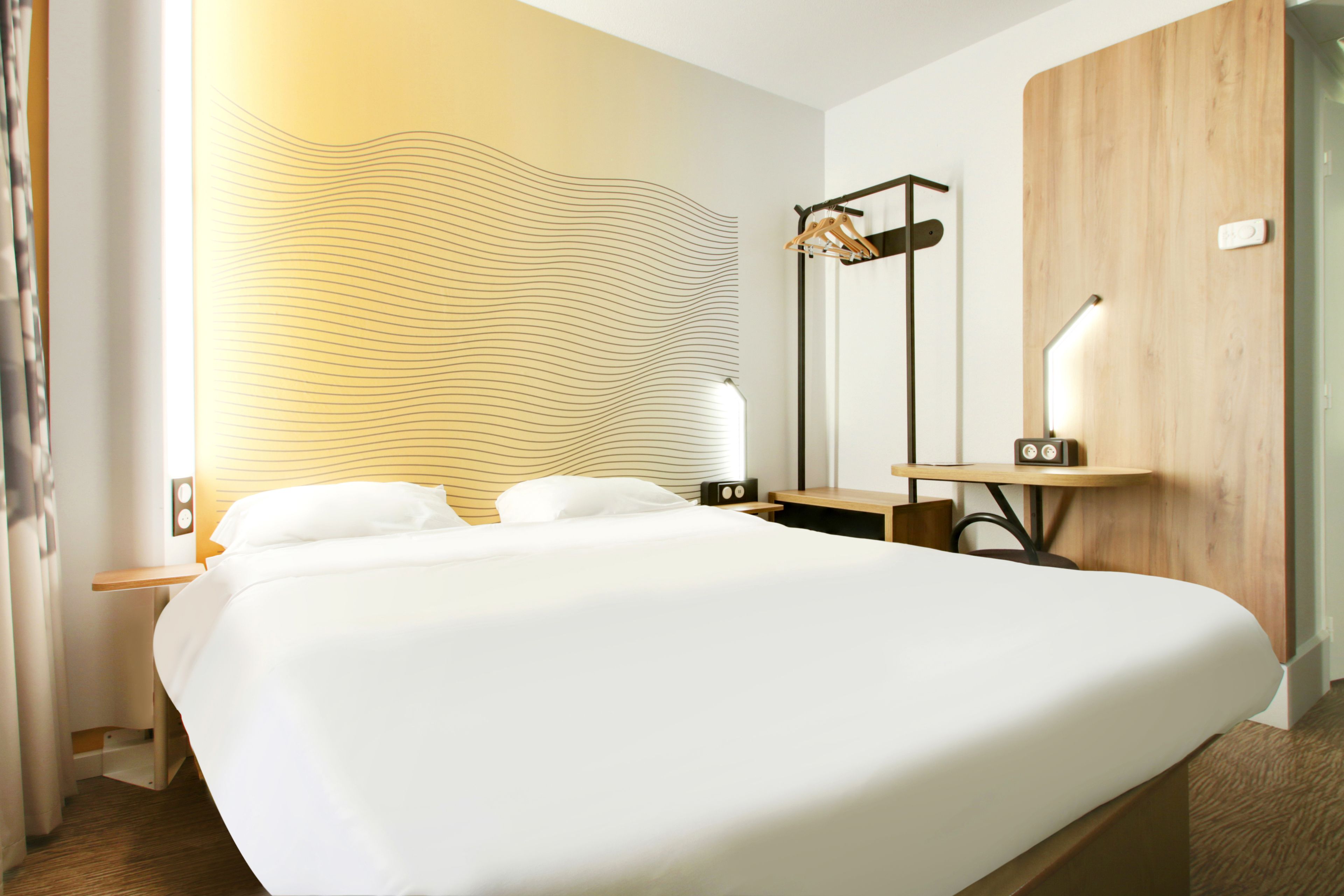 desk, soundproofing, free wifi, bed sheets