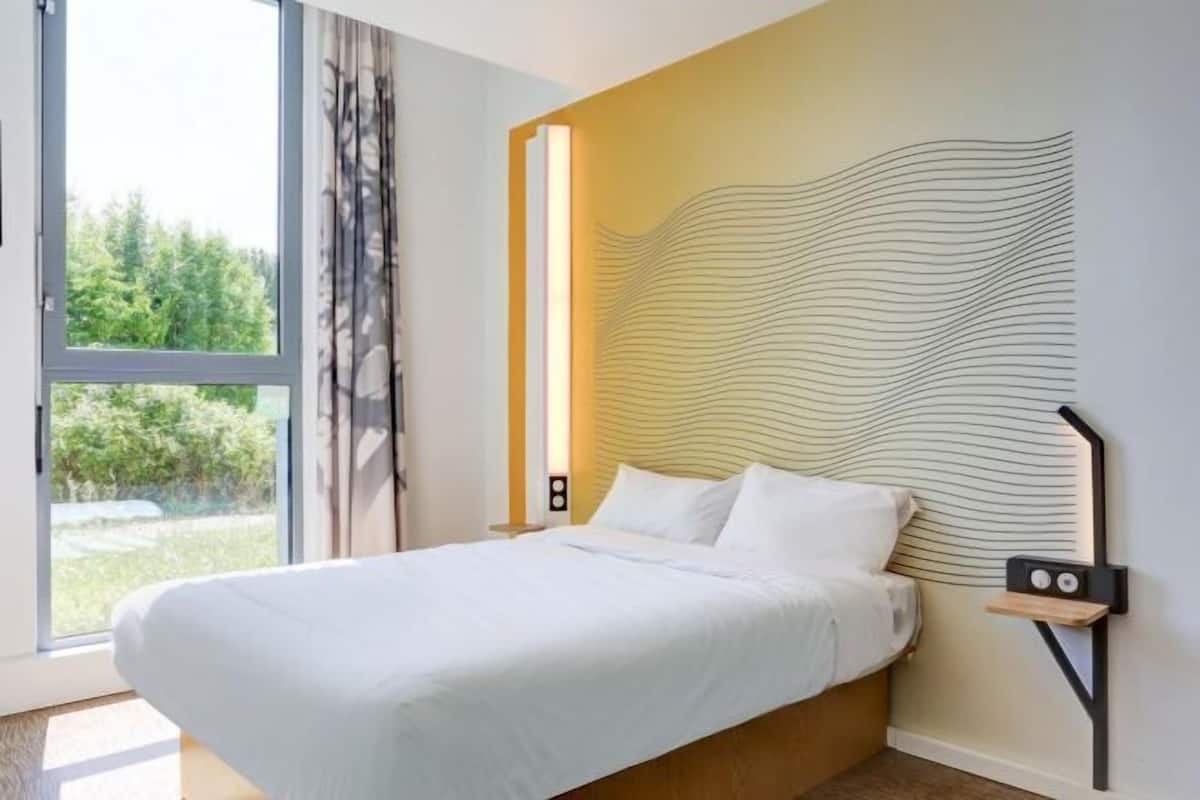 Escritorio, sistema de insonorización, wifi gratis y ropa de cama