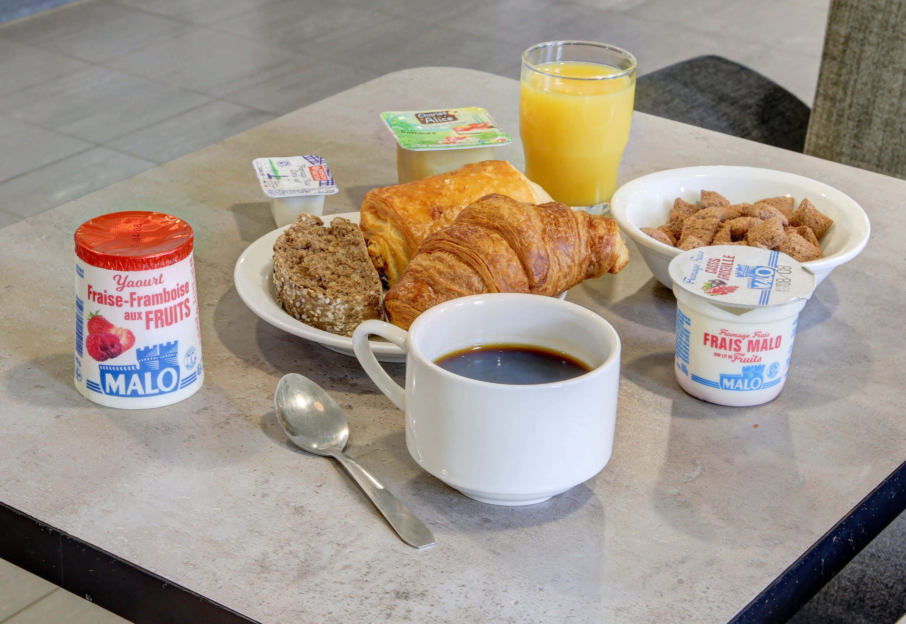 daily buffet breakfast for a fee