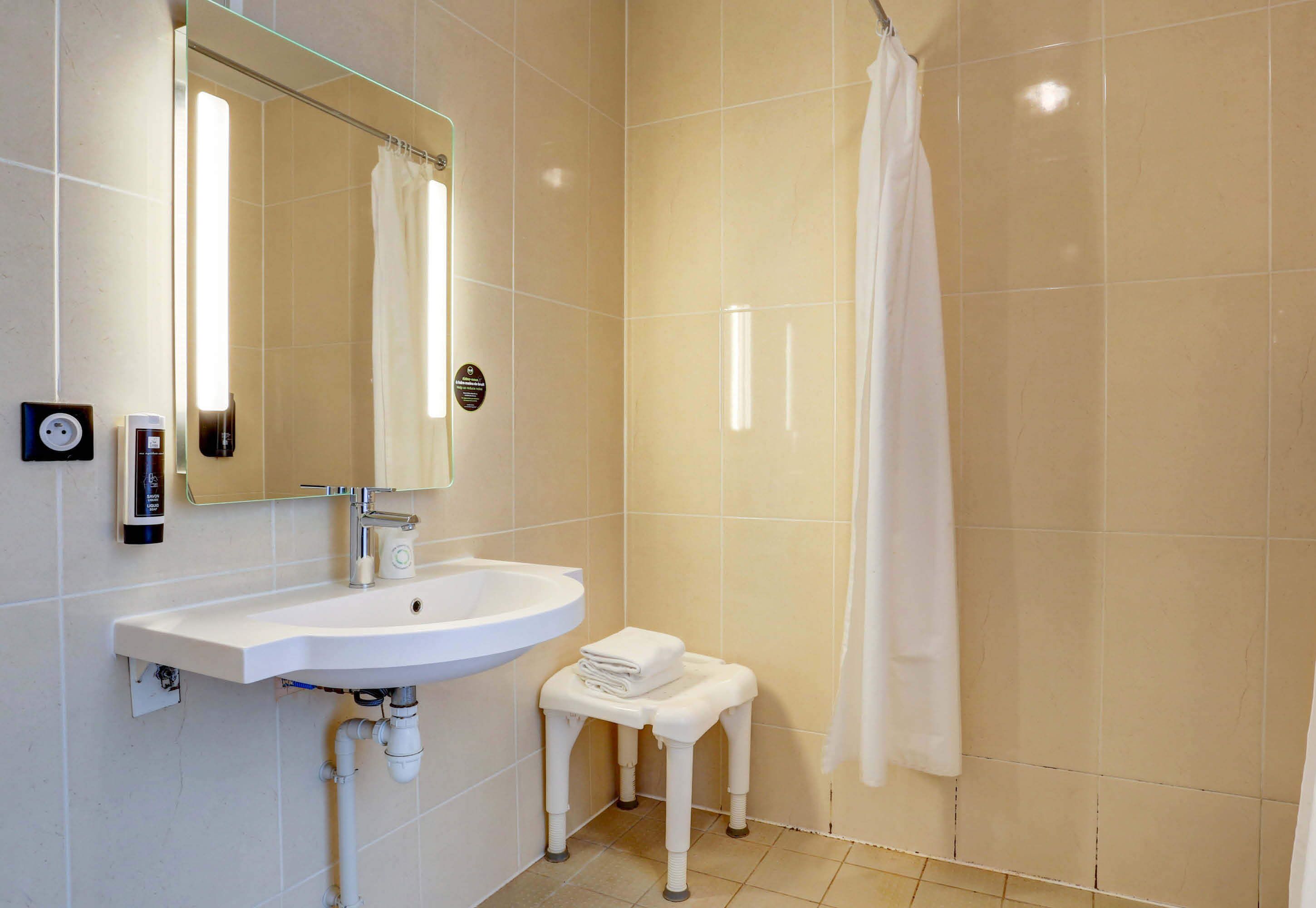 double room, accessible, non smoking | bathroom | shower, towels