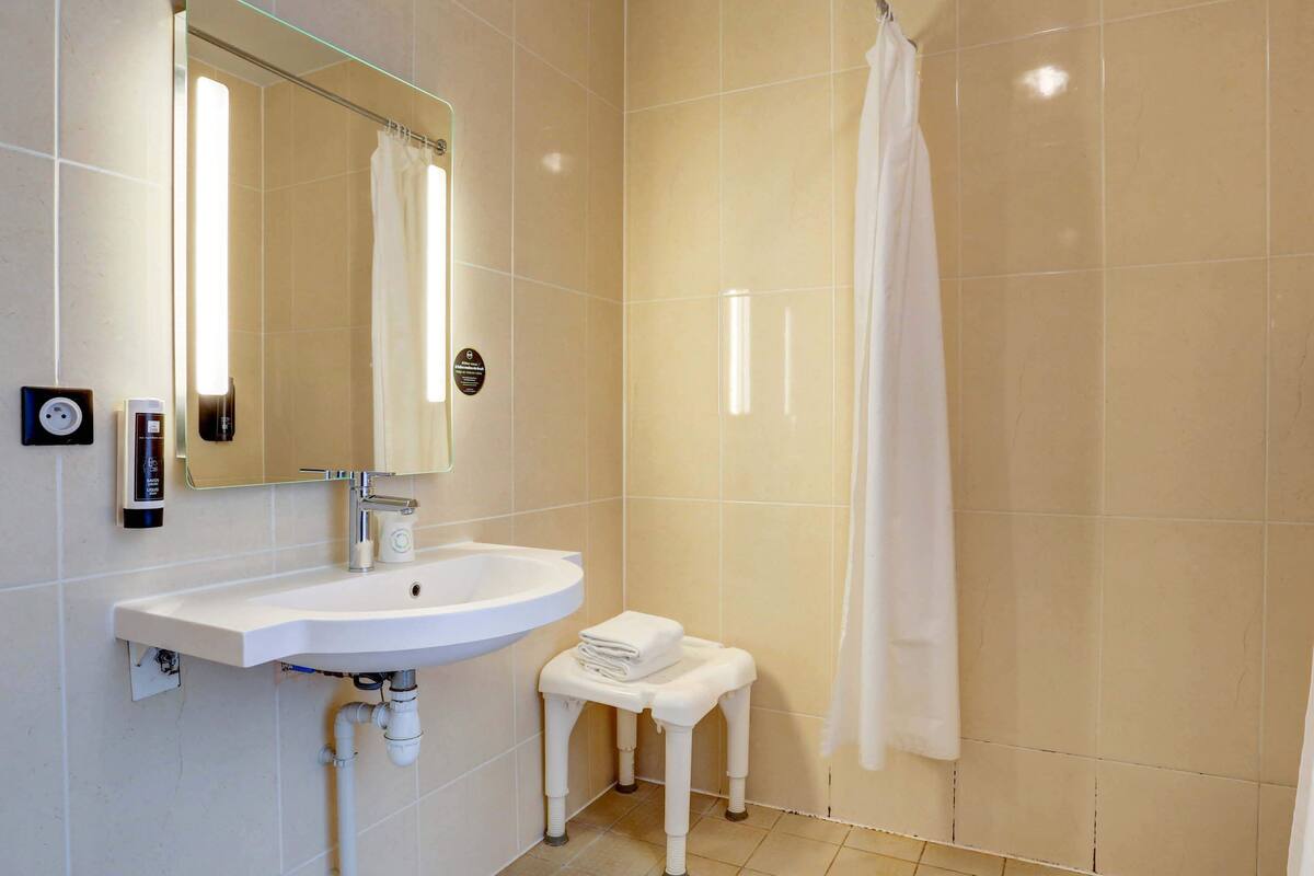 double room, accessible, non smoking | bathroom | shower, towels