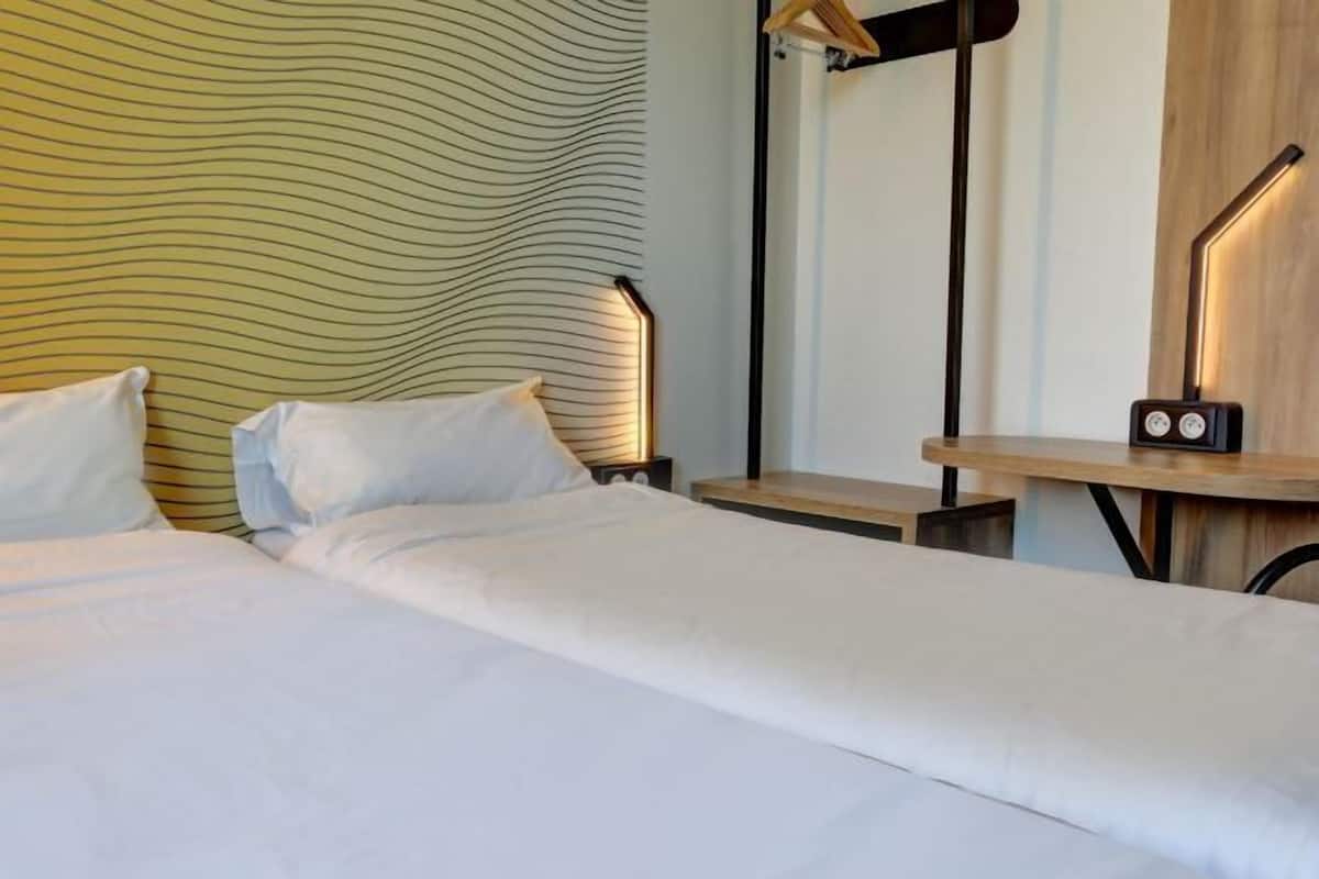 Escrivaninha, quartos à prova de som, Wi-Fi de cortesia, roupa de cama