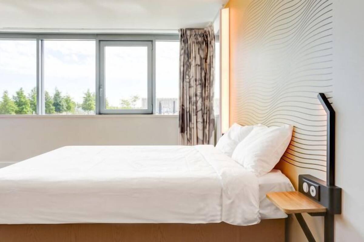 Escrivaninha, quartos à prova de som, Wi-Fi de cortesia, roupa de cama