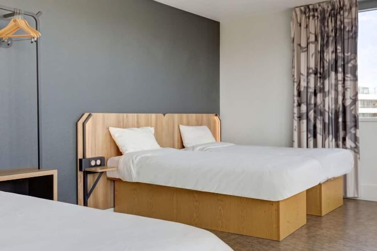 Escritorio, sistema de insonorización, wifi gratis y ropa de cama