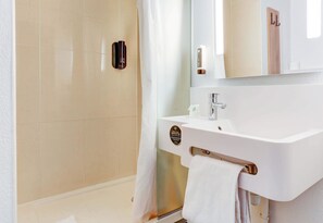 Shower, towels - B&B HOTEL Reims Bezannes (Bezannes)