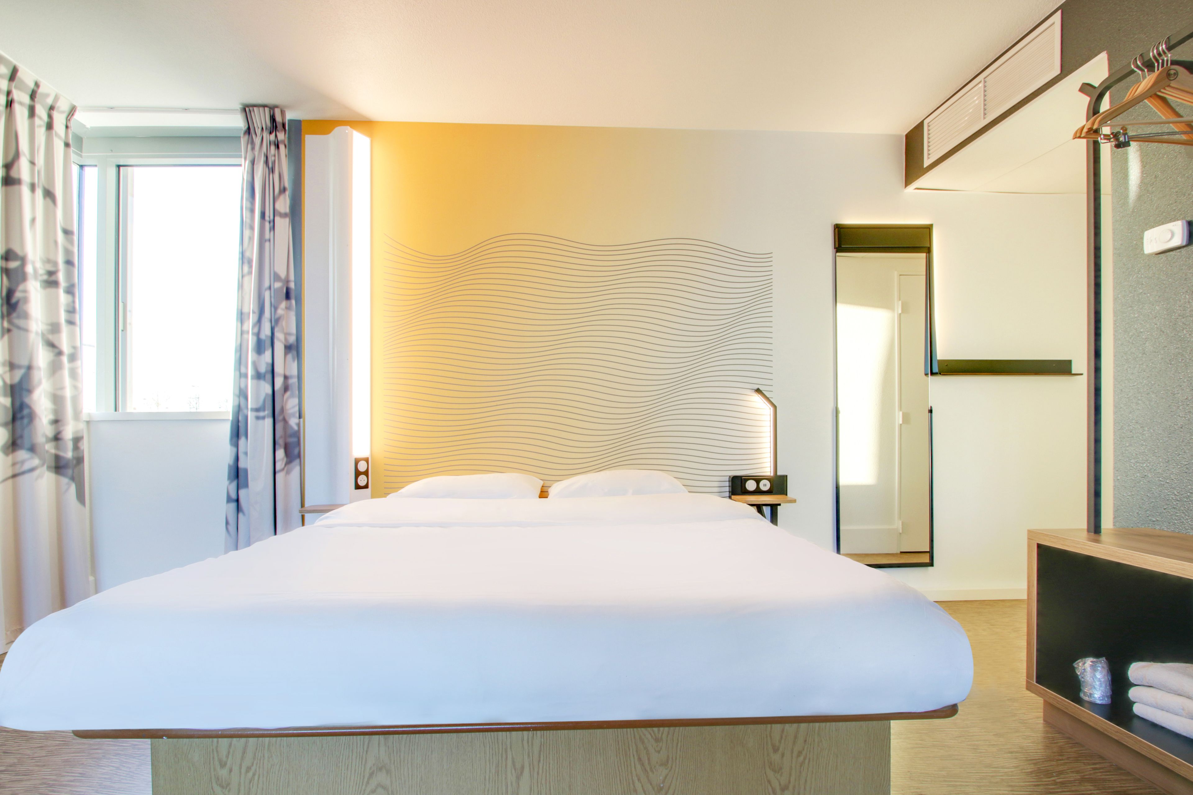 desk, soundproofing, free wifi, bed sheets