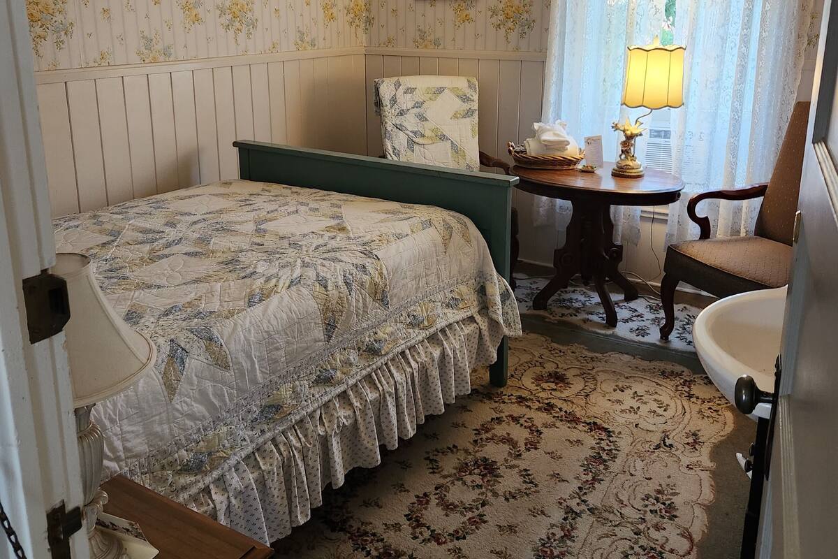 Standard Room, 1 Double Bed, Shared Bathroom | Iron/ironing board (on request), individually decorated
