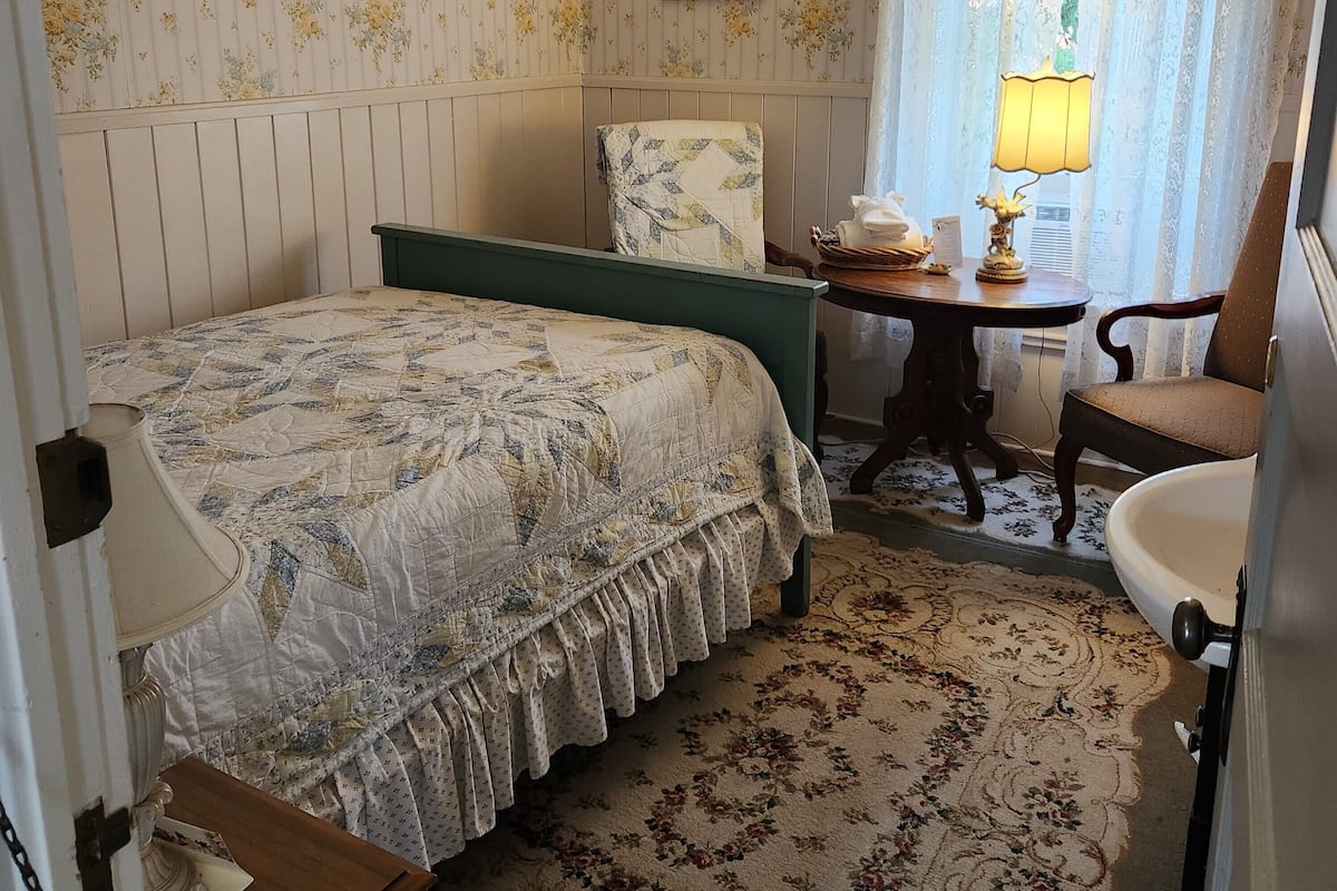Chambre Standard, 1 lit double, salle de bains commune
