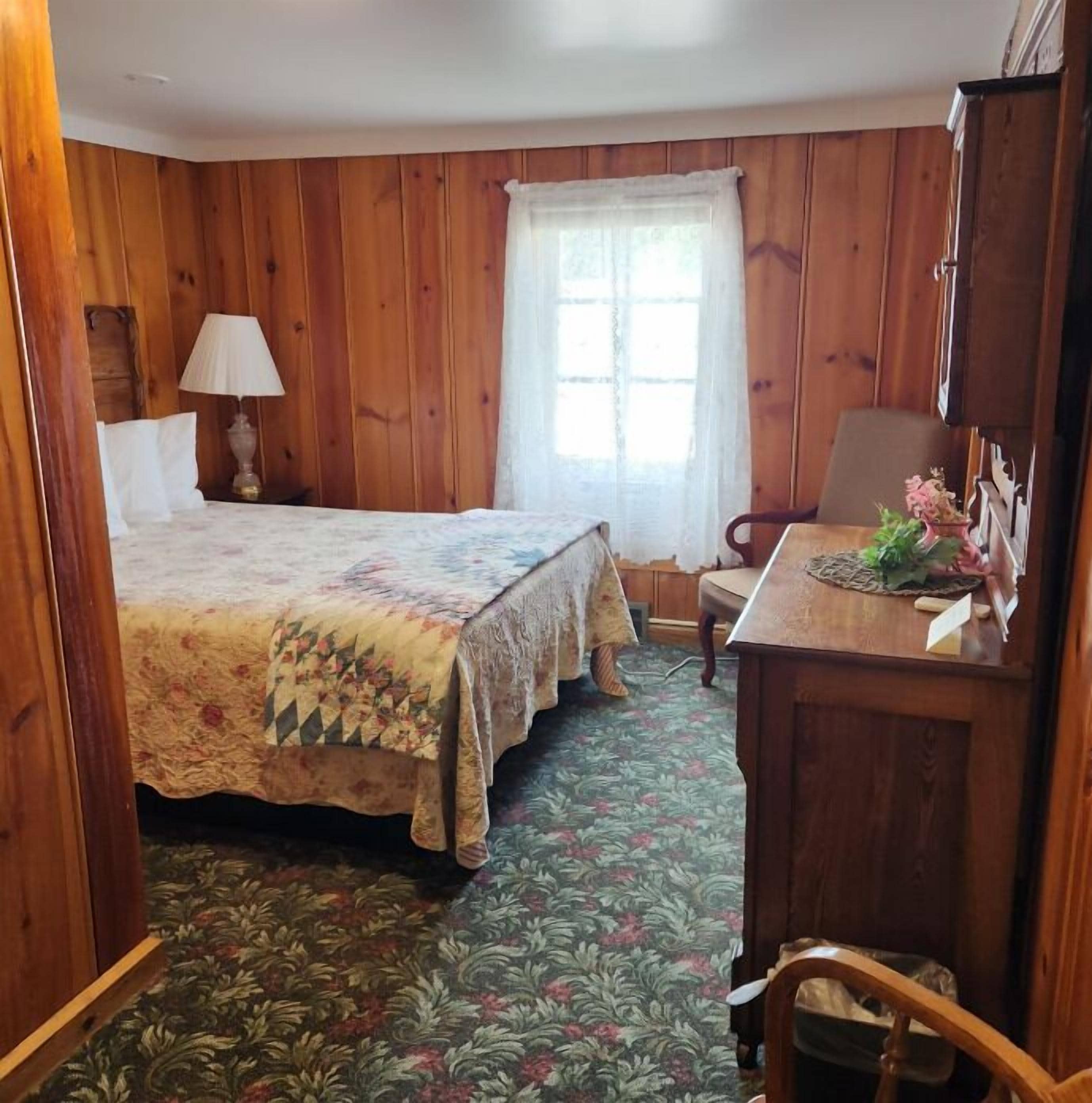 standard room, 1 queen bed | 1 bedroom, individually decorated, individually furnished