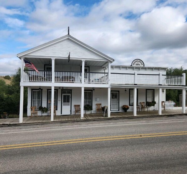 Fairweather Inn And Nevada City Cabins - Ennis, MT
