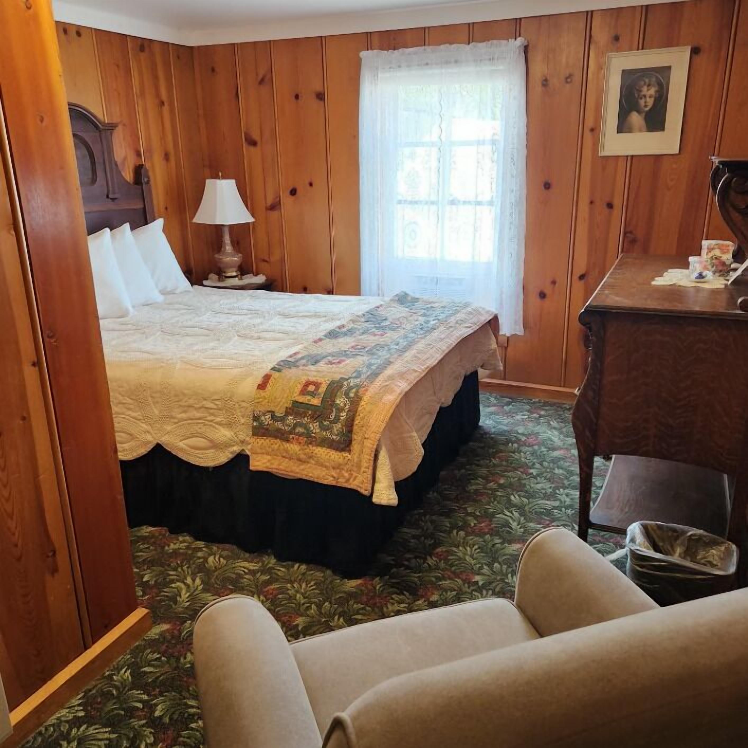 standard room, 1 queen bed | 1 bedroom, individually decorated, individually furnished