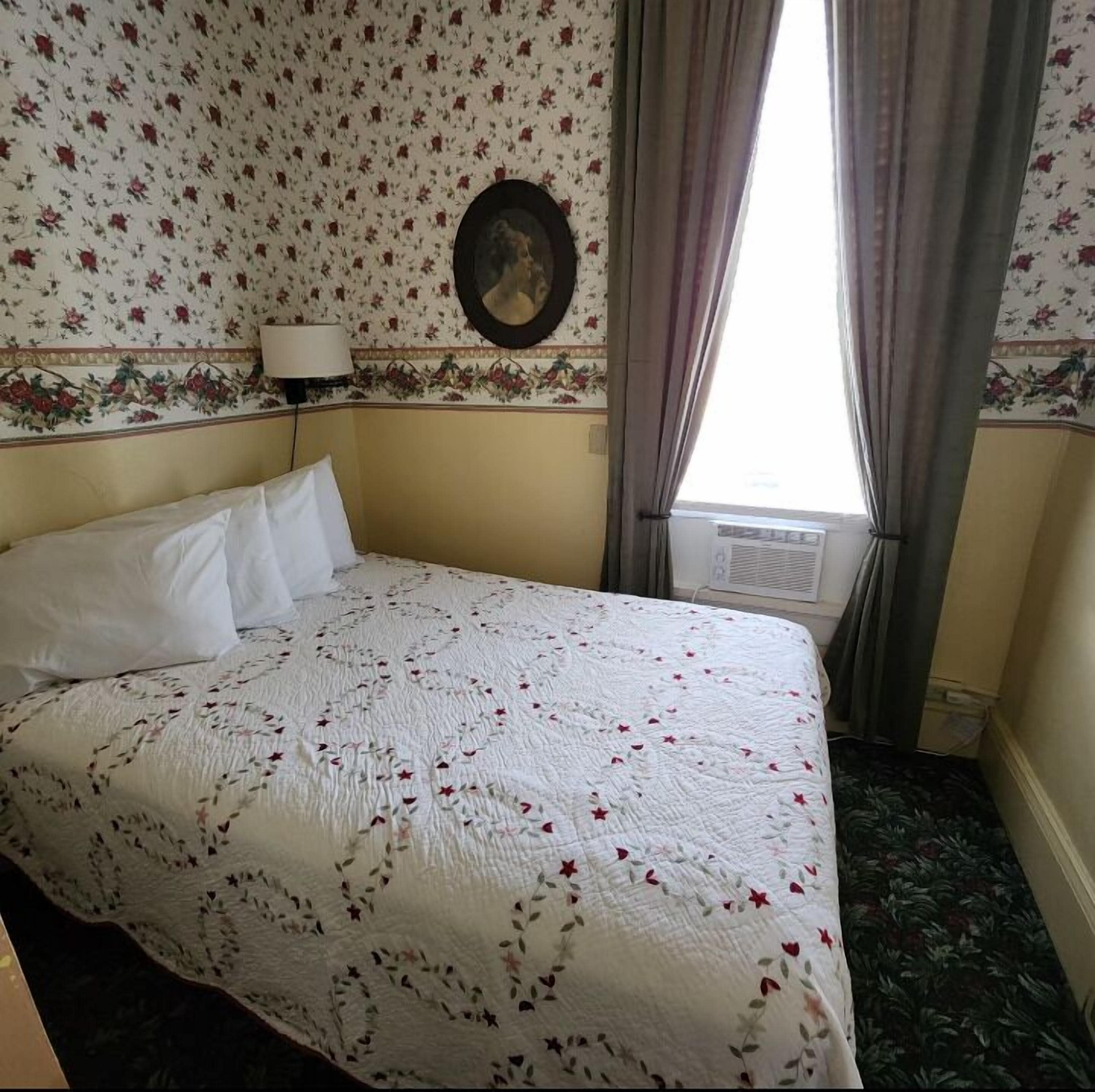 standard room, 1 double bed, shared bathroom | 1 bedroom, individually decorated, individually furnished