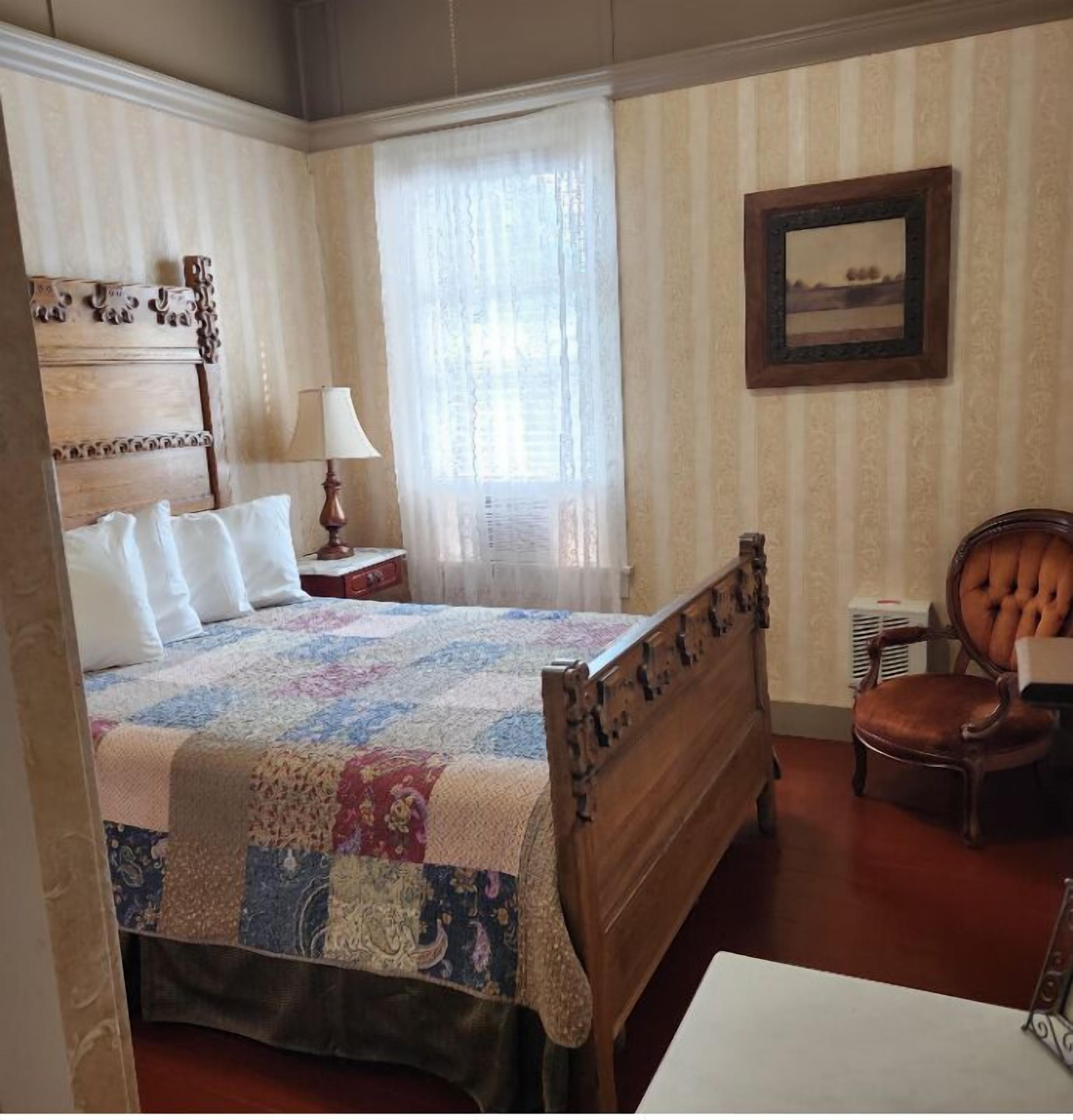 standard room, 1 double bed, private bathroom | 1 bedroom, individually decorated, individually furnished