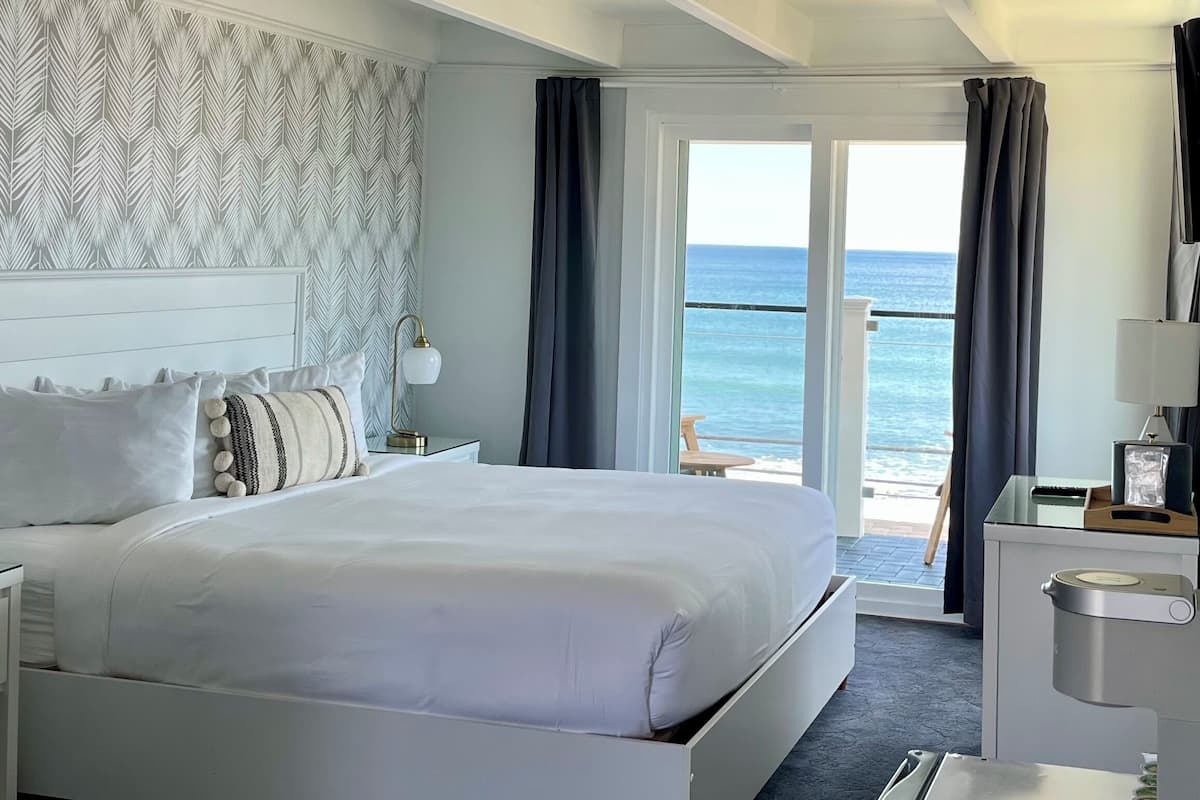Deluxe Room, 1 King Bed, Balcony, Full Unobstructed Ocean View | Premium bedding, individually decorated, individually furnished