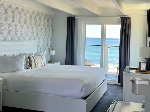 Deluxe Room, 1 King Bed, Balcony, Full Unobstructed Ocean View | Premium bedding, individually decorated, individually furnished - The Grandview Hotel (York Beach)