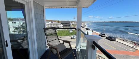豪華客房, 1 張特大雙人床, 海景 | 露台/庭院