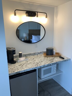 Deluxe Room, 2 Queen Beds, Patio First Level, Full Unobstructed Ocean View | Premium bedding, individually decorated, individually furnished - The Grandview Hotel (York Beach)