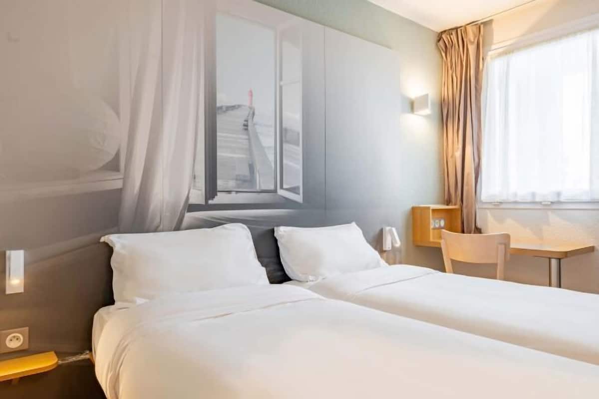 Hochwertige Bettwaren, Schreibtisch, schallisolierte Zimmer